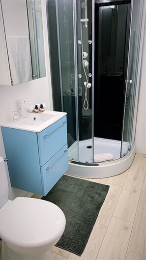 Dusche, Haartrockner, Handtücher, Seife