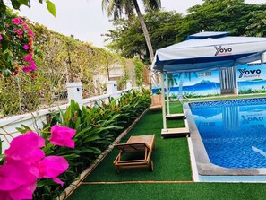 Una piscina cubierta, una piscina al aire libre