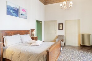 2 bedrooms, iron/ironing board, WiFi