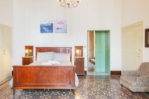 2 bedrooms, iron/ironing board, WiFi