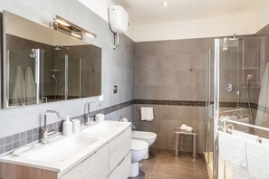 Douche, séchoir à cheveux, bidet, papier de toilette