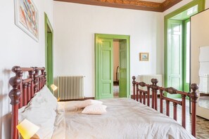 2 bedrooms, iron/ironing board, WiFi