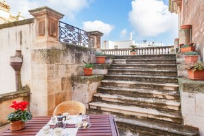 Outdoor dining - GuestHost - The secret terrace! Castellana Luxury Flat (Castellana Grotte)
