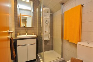 Baignoire, sĂšche-cheveux, serviettes fournies