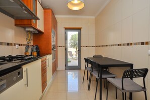 Fridge, microwave, oven, dishwasher - Townhouse Branqueira OCV - 10min Beach (Albufeira)