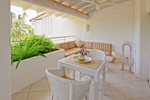 Outdoor dining - Poolside apt on beach - Glitter Bay 412 (1 bed) (Porters)