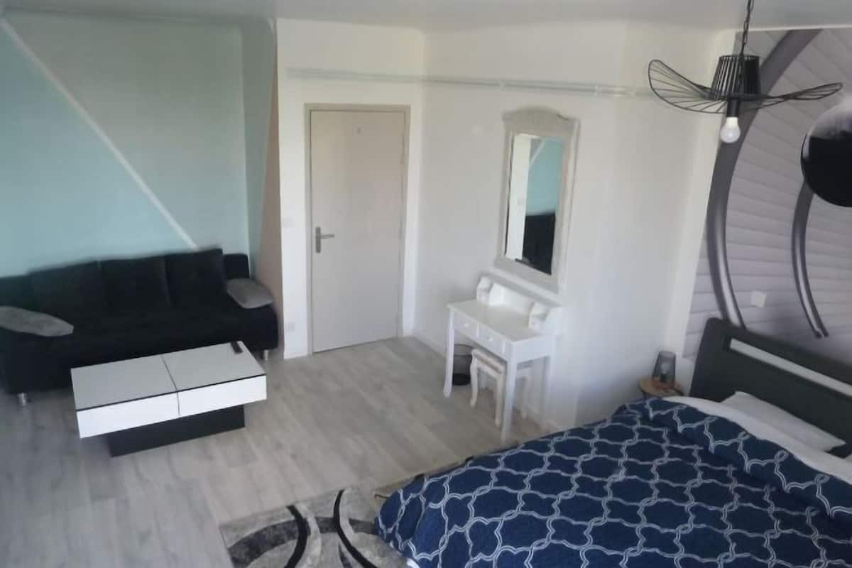1 sovrum, individuell inredning, unika möbler och skrivbord