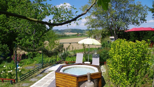 A hot tub in a garden with a view of the countryside. - Maison Elizondoa (Masparraute)