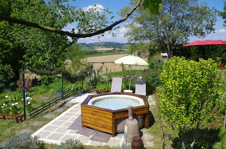 Bañera de hidromasaje exterior. Maison Elizondoa