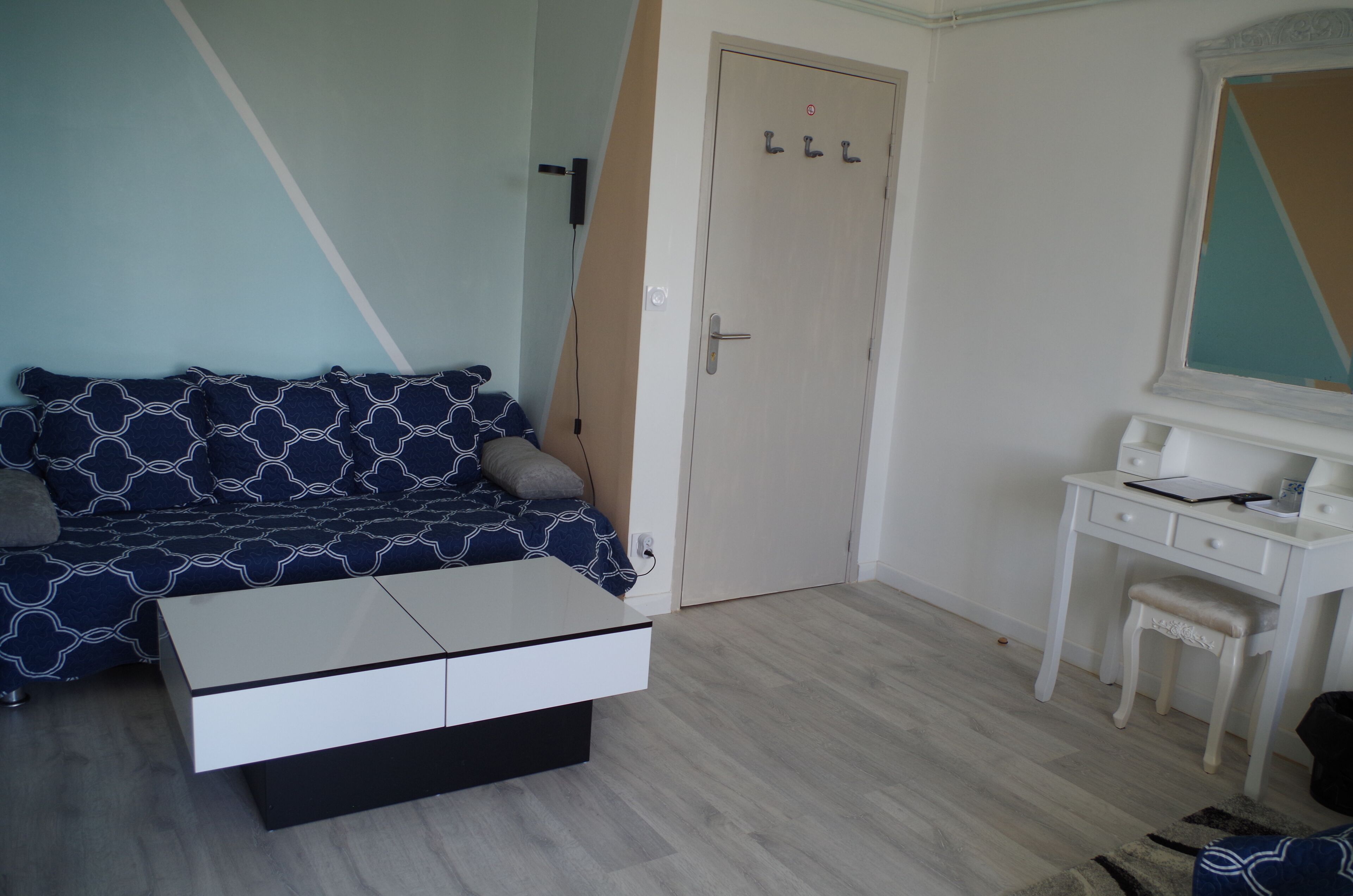 Una camera da letto con un letto, una scrivania e un armadio.