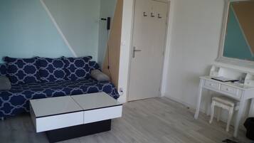Una camera da letto con un letto, una scrivania e un armadio.