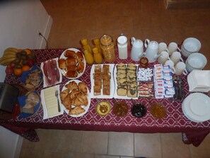 Breakfast buffet - Maison Elizondoa (Masparraute)