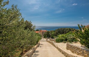 Property grounds - Stunning home in Miholascica (Miholascica)