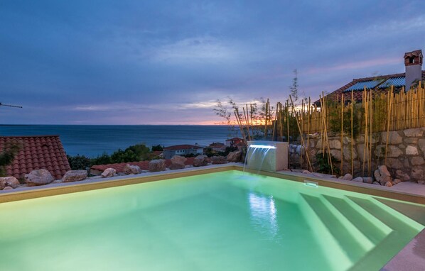 A heated pool - Stunning home in Miholascica (Miholascica)