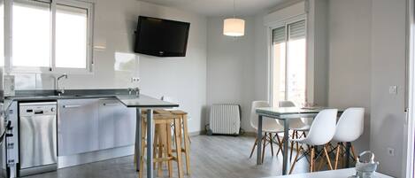 Jääkaappi, mikroaaltouuni, uuni, astianpesukone