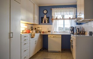 Jääkaappi, mikroaaltouuni, liesi, astianpesukone