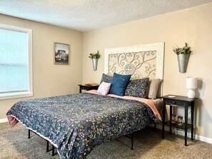4 bedrooms, iron/ironing board, travel crib, free WiFi - Wraparound Porch Downtown (Wichita)
