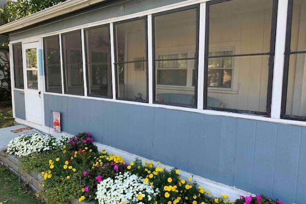 screened in wraparound porch