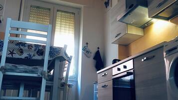 Refrigerador, horno, placa de cocina, cafetera/tetera