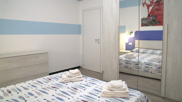 Une chambre à coucher avec un lit, une armoire et une porte.