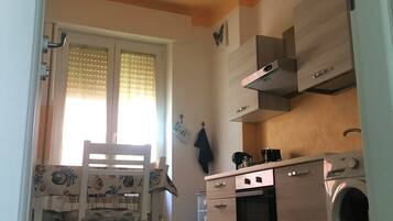 Fridge, oven, stovetop, coffee/tea maker