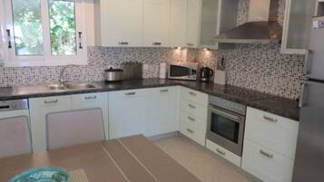 Kühlschrank, Mikrowelle, Ofen, Geschirrspüler