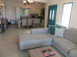 Smart TV, fireplace, DVD player