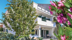 Ein zweistöckiges Gebäude mit Balkon, einer Tür und einem Fenster.