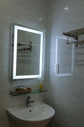 Shower, hydromassage showerhead, designer toiletries, hair dryer - Happy View Hotel (La Gi)