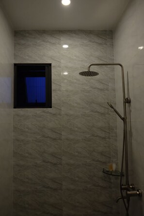 Shower, hydromassage showerhead, designer toiletries, hair dryer - Happy View Hotel (La Gi)
