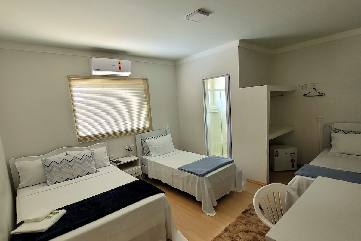 标准四人房 | 防过敏的被褥、熨斗/熨衣板、免费 WiFi、床单