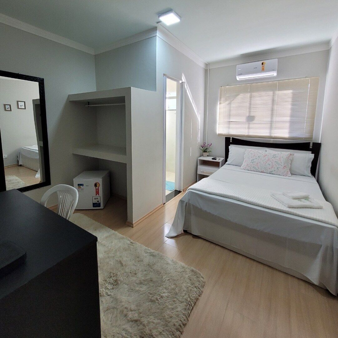 Ropa de cama hipoalergénica y tabla de planchar con plancha 