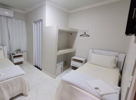 Quarto duplo standard | Roupas de cama antialérgicas, ferros/tábuas de passar roupa