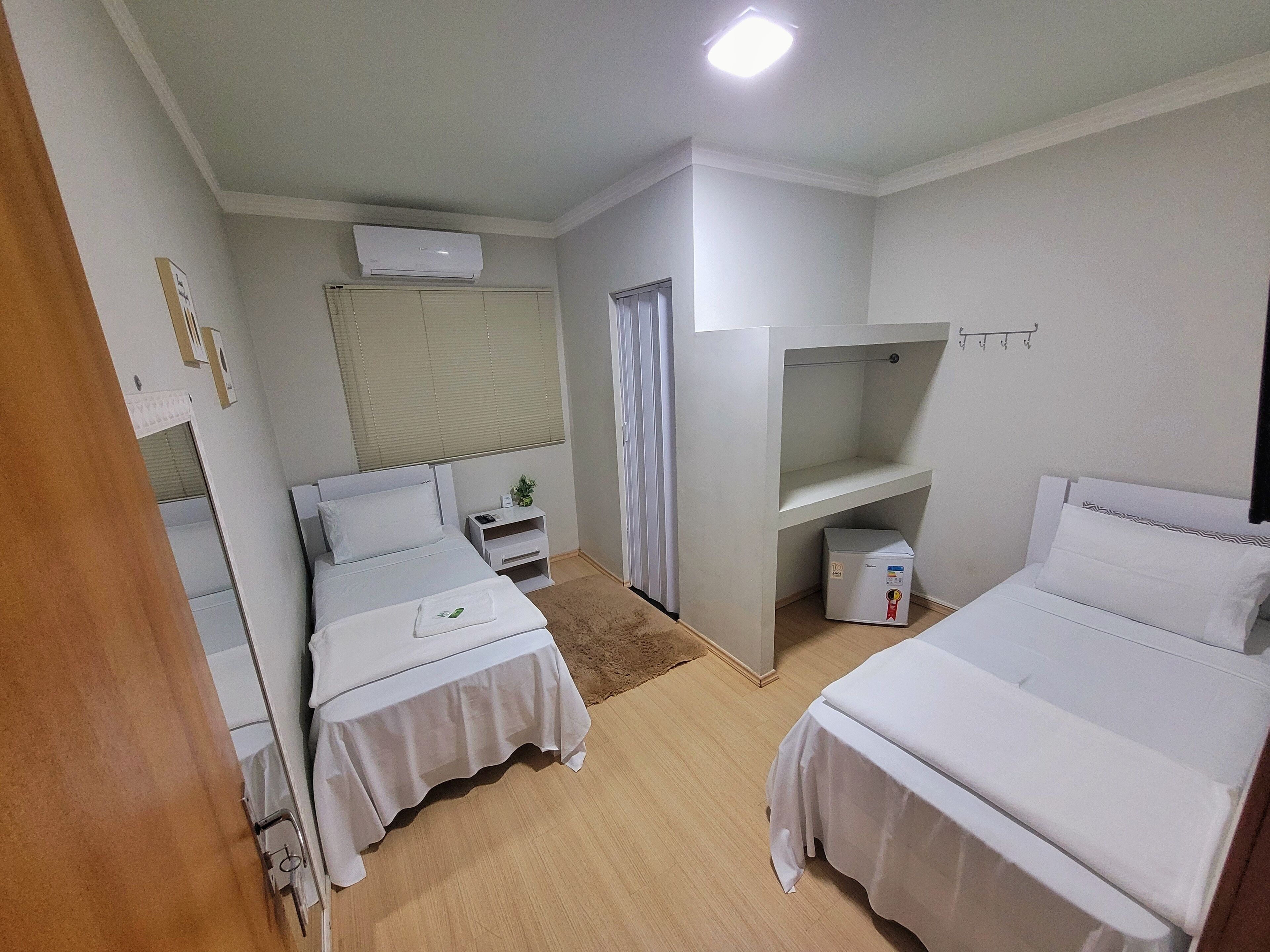 Ropa de cama hipoalergénica y tabla de planchar con plancha 