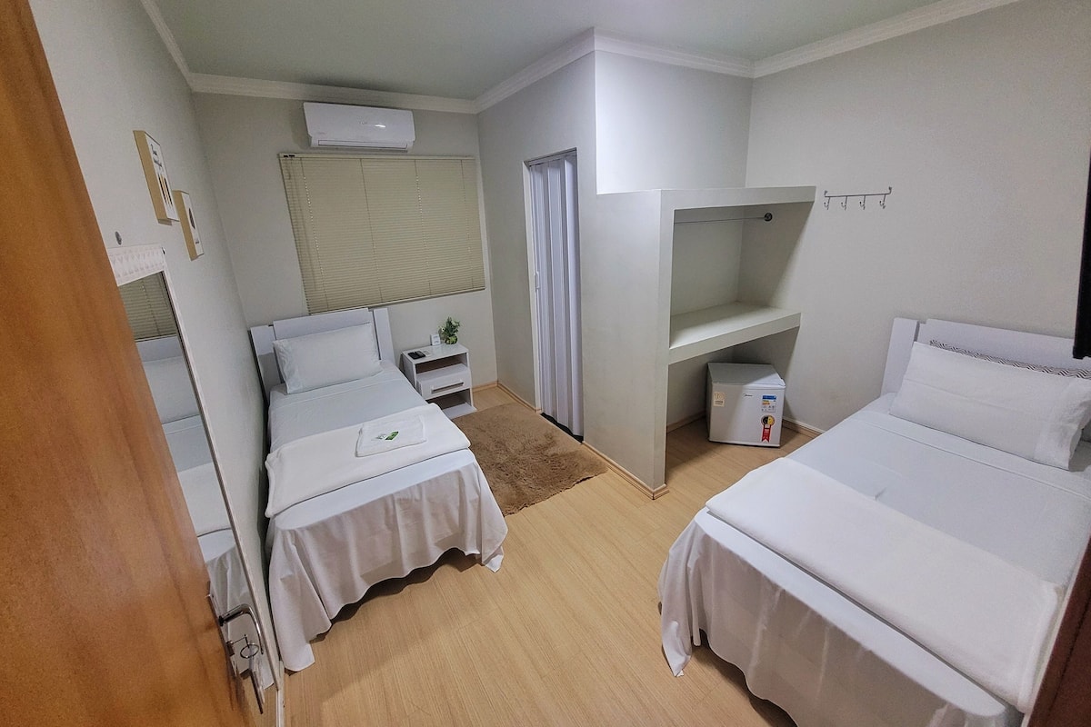 Ropa de cama hipoalergénica y tabla de planchar con plancha