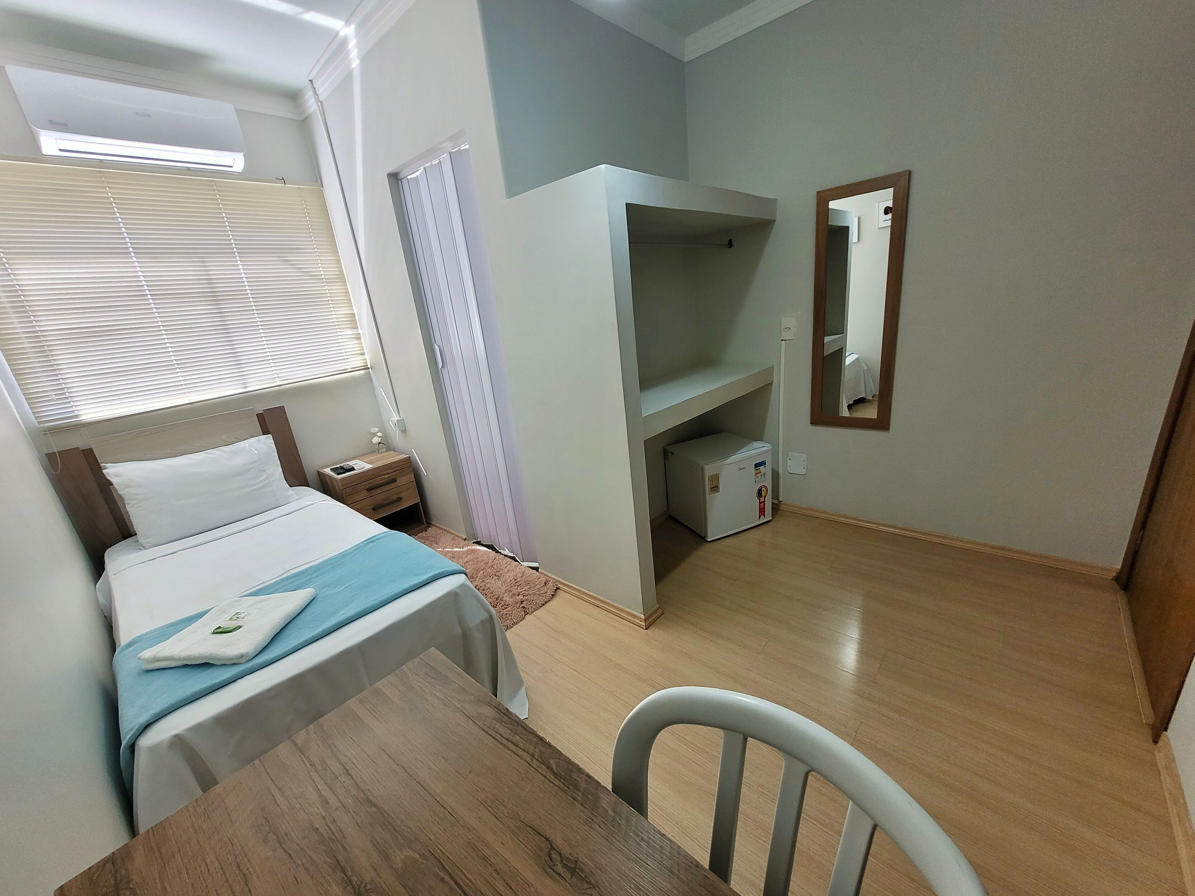 Ropa de cama hipoalergénica y tabla de planchar con plancha 