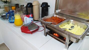 Café da manhã completo grátis todos os dias