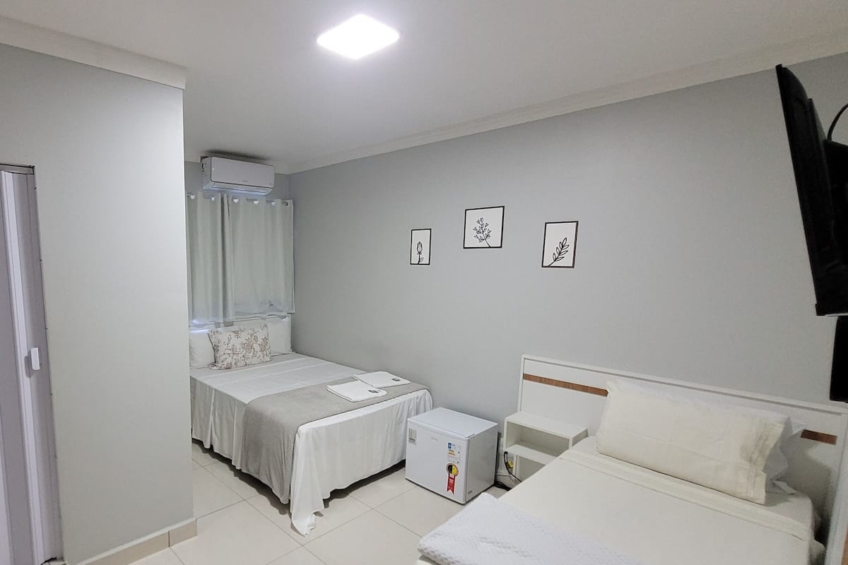 Camera tripla | Biancheria da letto ipoallergenica, ferro/asse da stiro, Wi-Fi gratuito