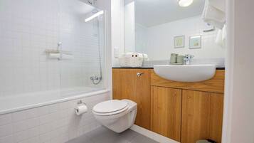 Kombinert dusj/badekar, hårføner, håndklær og såpe