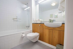 Kombinert dusj/badekar, hårføner, håndklær og såpe