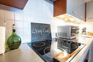 Frigorífico, microondas, horno y placa de cocina