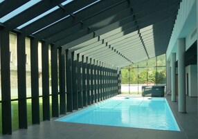 Una piscina cubierta