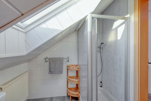 Shower, hair dryer, towels, soap - Holiday home near Zoe (lake, forest, wellness) (Kirchheim)