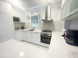 Kylskåp, mikrovågsugn, ugn och diskmaskin