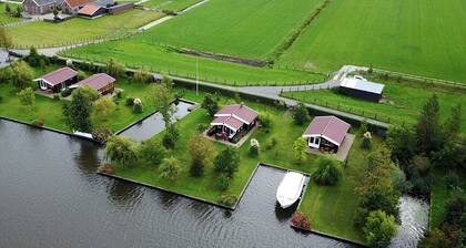 Spend the night on the water in Tiny House / Trekkershut Comfort / Mini Bungalow