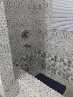 Dusche, Handtücher, Toilettenpapier