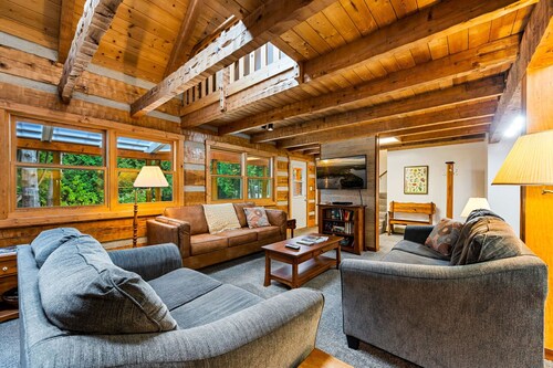 Spacious Family-Friendly Cottage on 7.5 acre peaceful wooded area