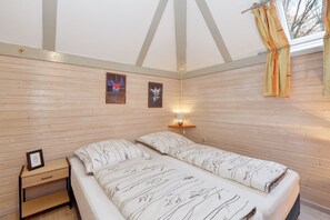 3 bedrooms, desk, iron/ironing board, travel cot