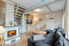 Smart TV, fireplace, DVD player, stereo