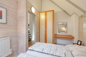 3 bedrooms, desk, iron/ironing board, travel cot